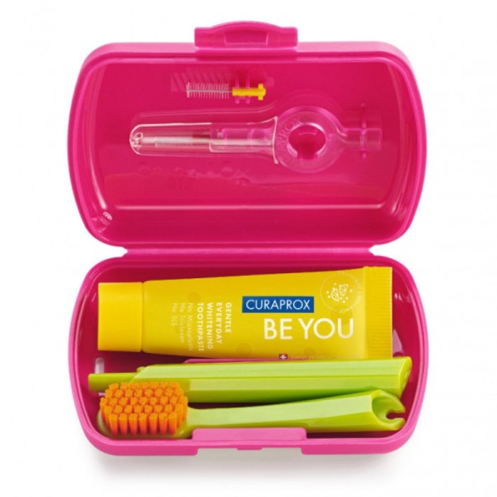Curaprox | Travel Set με Οδοντόκρεμα 10ml, Οδοντόβουρτσα Πτυσσόμενη, Μεσοδόντιο Βουρτσάκι Καθαρισμού & Κουτί Μεταφοράς Φούξια | 1τμχ