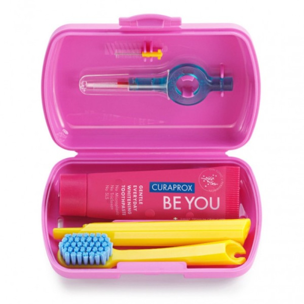 Curaprox | Travel Set με Οδοντόκρεμα 10ml, Οδοντόβουρτσα Πτυσσόμενη, Μεσοδόντιο Βουρτσάκι Καθαρισμού & Κουτί Μεταφοράς Ροζ | 1τμχ